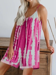 Dettaglio dell'abito estivo tie-dye rosa con spalline sottili e tessuto morbido e leggero