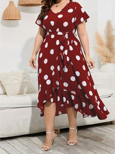 Dettaglio vestito bordeaux a pois con scollo a V, cintura e orlo con volant