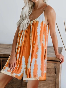 Dettaglio della tutina estiva tie-dye arancione e bianca con spalline sottili