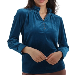 Chemise élégante en velours bleu à manches longues, col en V, boutons métalliques et volanté