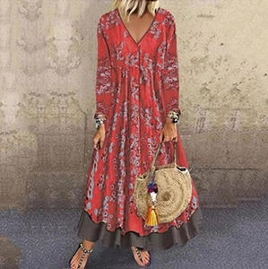 Détail d'une robe bohème rouge à fleurs avec col en V et ourlet gris multicouche
