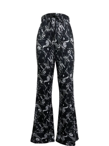 Détail de la taille haute élastique avec cordon de serrage sur ce pantalon évasé marbré