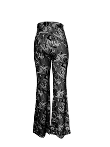 Détail du pantalon évasé taille haute aux motifs fluides abstraits noir et blanc
