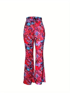 Détail d'un pantalon évasé à taille haute avec imprimé fluide coloré et cordon de serrage