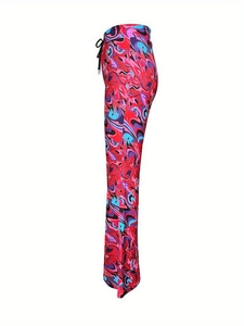 Détail du pantalon évasé à taille haute avec motif tourbillonnant abstrait et coloré