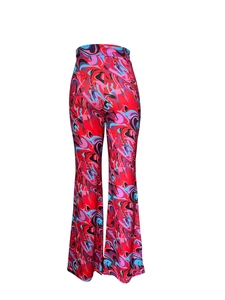 Détail du pantalon évasé taille haute rouge avec imprimé abstrait bleu et violet