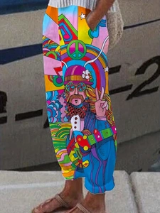Dettaglio della stampa digitale 3D psichedelica sui pantaloni larghi con motivi artistici hippie