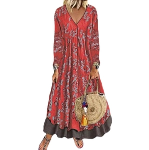 Robe longue bohème à col en V avec imprimé floral rouge vintage et ourlet patchwork