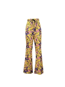 Détail de la taille haute élastique avec cordon de serrage réglable sur le pantalon évasé
