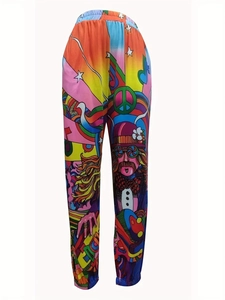 Dettaglio della stampa pop art 3D e vita elastica sui pantaloni casual larghi da donna