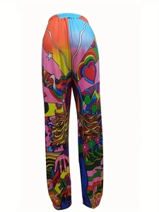 Dettaglio della stampa 3D pop art colorata su pantaloni joggers con elastico in vita