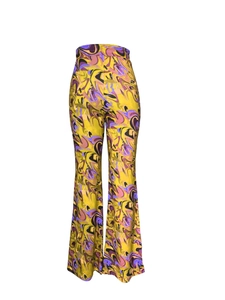Détail du pantalon évasé taille haute avec motif marbré psychédélique jaune et violet