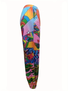 Dettaglio dei pantaloni con stampa 3D pop art, strisce arcobaleno vivaci e motivi a stelle