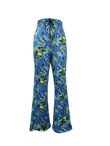 Détail d'un pantalon évasé à taille haute avec imprimé marbre bleu et cordon noir