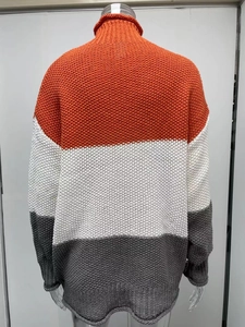 Detailansicht der Rückseite Grobstrick-Rollkragenpullover mit Orange-Weiß-Grau Farblock