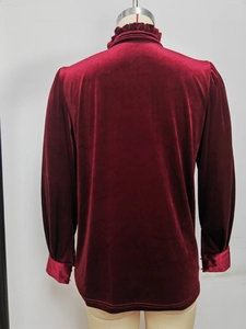 Détail du dos d'une chemise en velours bordeaux avec col volanté et poignets