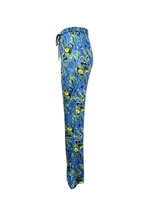 Détail du pantalon taille haute avec cordon de serrage et texture à motif marbré