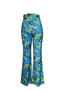 Détails d'un pantalon évasé à taille haute avec motifs de vagues abstraites colorées