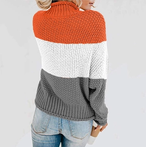 Rückansicht von dicken Strick-Rollkragenpullover in Orange, Weiß und Dunkelgrau
