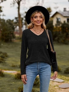 Primer plano de camiseta de mujer gris oscuro con cuello en V y tejido de punto acanalado