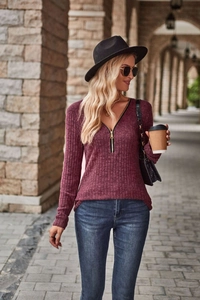 Dettaglio maglia a maniche lunghe bordeaux a coste con scollo a V e zip metallica