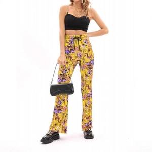 Pantalon évasé à taille haute avec motifs abstraits ondulés en jaune et orange
