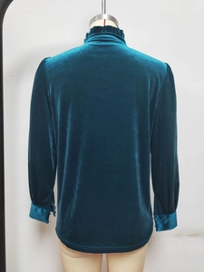 Vue arrière de chemise en velours bleu paon avec col montant plissé et poignets à boutons