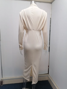 Detailopname van de achterkant met hoge taille, plooien en een split in de achterzoom