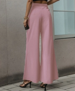 Détail du pantalon large rose à taille haute avec texture de tissu fluide et chic