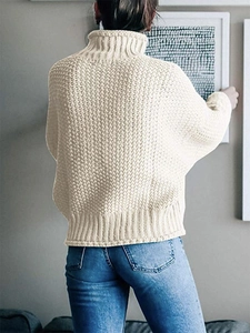 Rückansicht von cremefarbenem Grobstrick-Rollkragenpullover mit Rippbündchen und Überschnitt