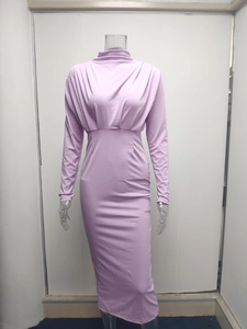 Detail van de lavendelkleurige jurk met lange mouwen, gedrapeerde halslijn en slim fit