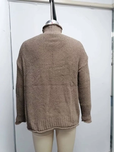 Vista trasera de jersey marrón de punto grueso con cuello alto y textura de nido de abeja