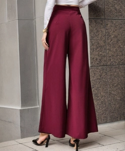 Détail du pantalon large taille haute bordeaux avec une texture drapée haut de gamme