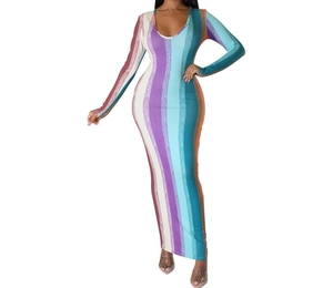 Nahaufnahme bunter vertikaler Streifen auf einem eng anliegenden Langarm-Bodycon-Kleid