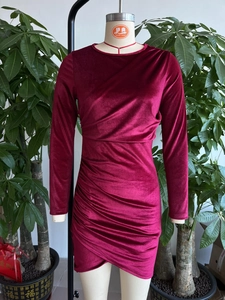 Détail de la robe en velours bordeaux montrant les fronces et l'ourlet croisé asymétrique