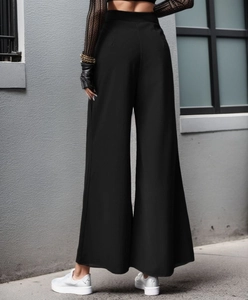 Vue arrière du pantalon large noir taille haute montrant un drapé élégant et minimaliste