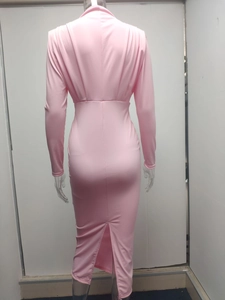 Achteraanzicht roze bodycon-jurk met lange mouwen, tailleplooien en achtersplit