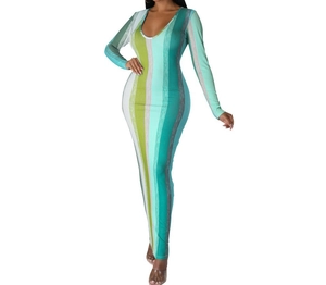 Eng anliegendes langärmliges Maxikleid mit grünem Rippstrick und vertikalem Streifen