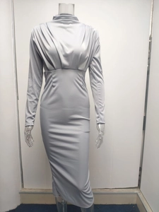 Detail van de lichtgrijze slim-fit jurk met hoge halslijn en geplooid borstontwerp