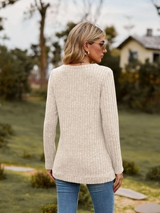 Vista trasera de la camiseta beige de punto acanalado con cuello en V y corte ajustado