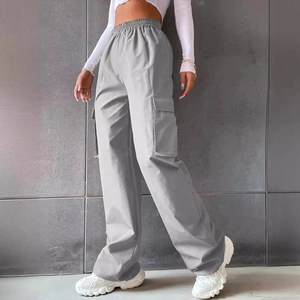 Pantaloni cargo da donna grigio chiaro a vita alta con tasche a patta e gamba dritta
