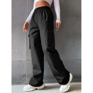 Pantaloni cargo neri da donna a vita alta elastica con tasche laterali a patta