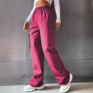 Pantaloni cargo rosa scuro a vita alta con elastico e grandi tasche a patta