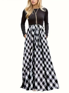 Détail d'une robe patchwork à taille haute avec manches noires et motif à carreaux