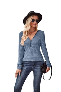Top blu in maglia a coste con scollo a V e cerniera per un look autunnale casual moderno