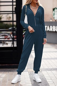 Dettaglio di una tuta intera blu navy con cappuccio, cerniera e vita elasticizzata
