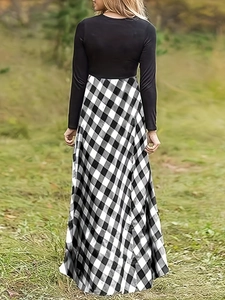 Vue de dos d'une robe longue avec un haut noir et une jupe à carreaux vichy noir et blanc