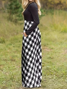 Détail de la poche latérale invisible sur cette robe longue à patchwork vichy