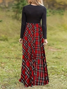 Détail d'une robe longue patchwork à carreaux rouges et noirs avec jupe plissée haute