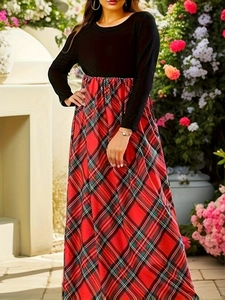 Détail de la robe longue patchwork avec haut noir et texture de jupe à carreaux